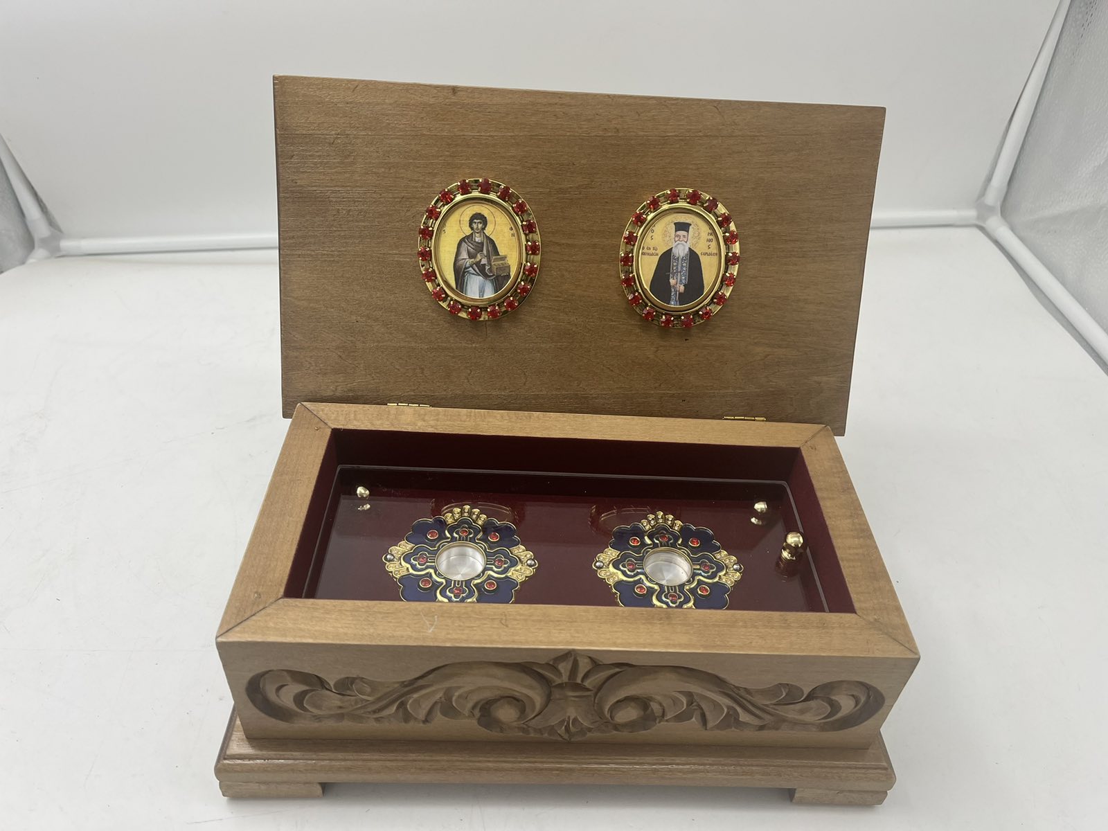 reliquiario in legno con scatole e plexiglass